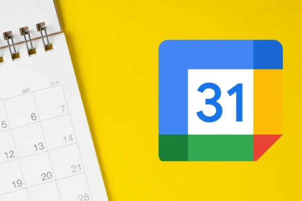 Calendrier papier et logo Google Calendar sur fond jaune vif